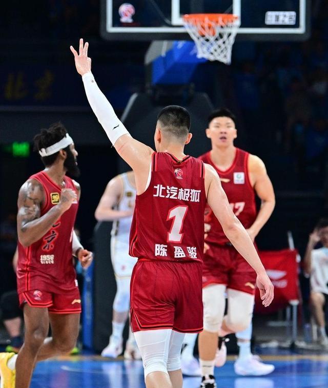 北京男篮士气高涨，成功击败福建队
